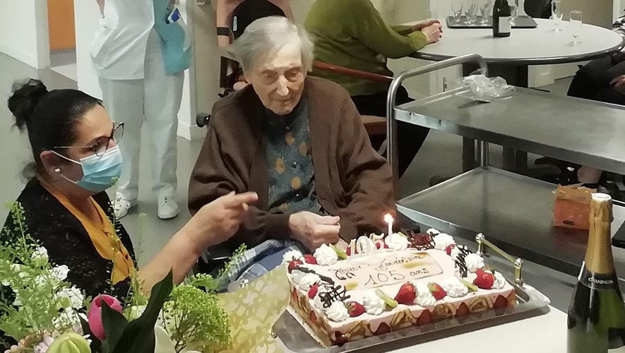 Jeanne Fabie souffle les bougies pour ses 105 ans.