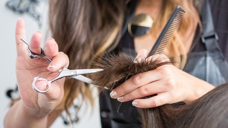 Lancé en 2020, le Green Salon Collective est un programme de collecte de cheveux auquel 550 salons de coiffure d'Angleterre et d'Irlande ont adhéré. Grâce à cette opération, 500 kg de cheveux ont été collectés.