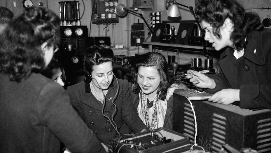 Cette photo d'archive prise le 1er février 1945 montre des jeunes femmes étudiant l'utilisation de la TSF (transmission sans fil) dans une école spécialisée pour jeunes filles à Paris.