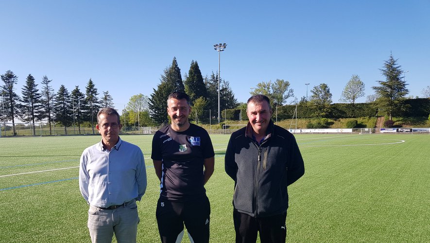 Guillaume Laneau (au centre), entraîneur du FC Comtal, entouré de Francis Guibert (à gauche) et Marc Guitard, les anciens présidents de Lioujas et de Sébazac.
