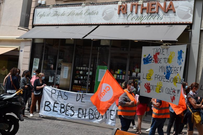 Rodez Les Professionnels De La Petite Enfance Mobilises Devant La Prefecture Centrepresseaveyron Fr