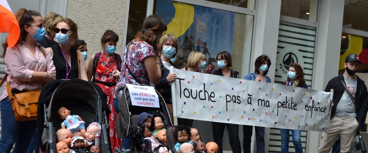 Rodez Les Professionnels De La Petite Enfance Mobilises Devant La Prefecture Centrepresseaveyron Fr