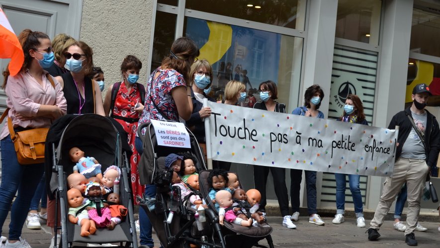 Rodez Les Professionnels De La Petite Enfance Mobilises Devant La Prefecture Centrepresseaveyron Fr Rodez Les Professionnels De La Petite Enfance Mobilises Devant La Prefecture Centrepresseaveyron Fr