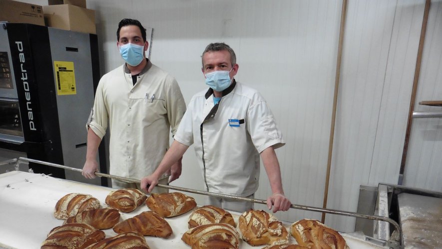 Dans le laboratoire de Super U, les boulangers, Philippe et Maxime fabriquent  sur place.