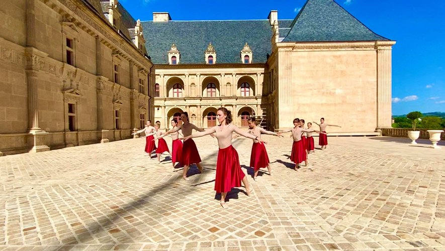 Les élèves de Camille Legray dans les sublimes allées du château de Bournazel.