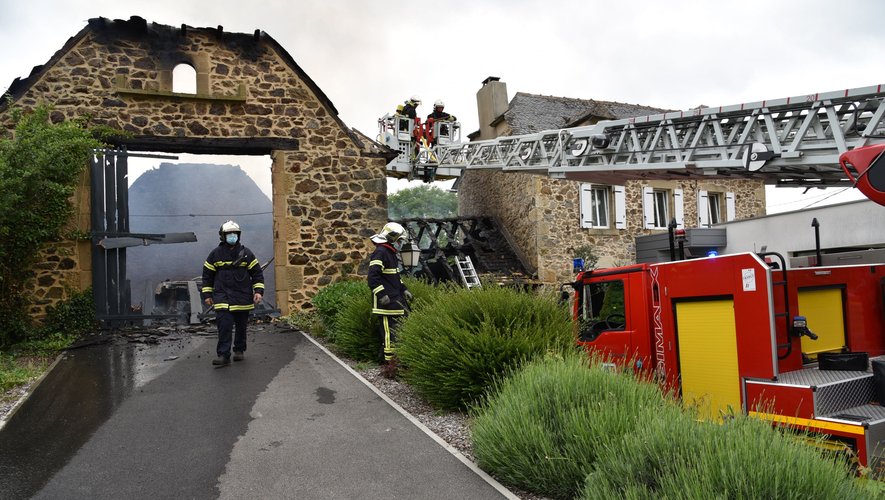 Les pompiers de Rignac et de Villefranche, avec la grande échelle, sont intervenus en renfort.