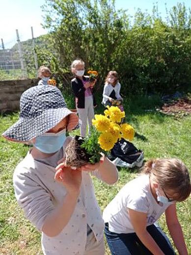 Un atelier de jardinagepour fleurir l’école.