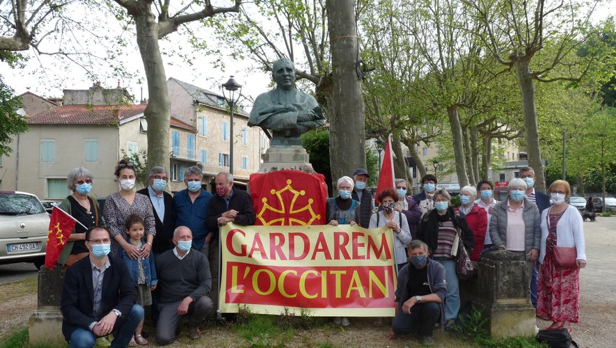 Membres du collectif et élus réunis pour la défense de la langue occitane.