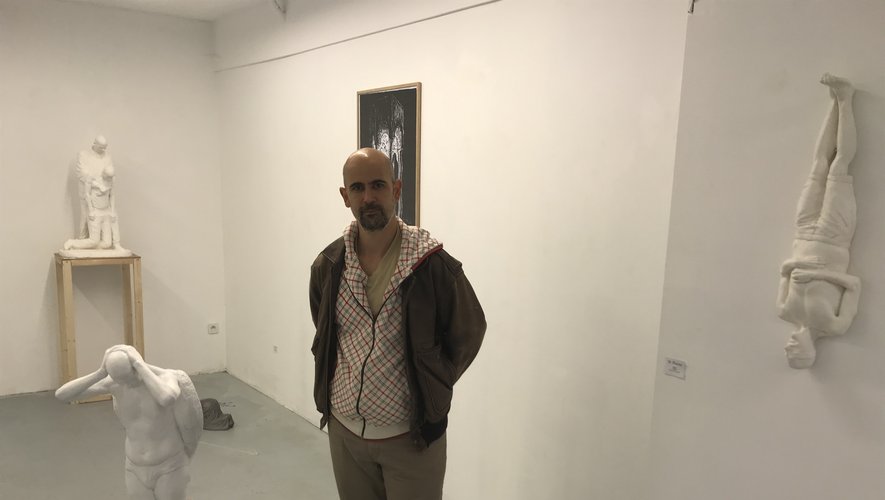 Tarik Essalhi est à la galerie Réplique.