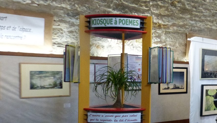 Le kiosque à poèmes de Paroles Vives.