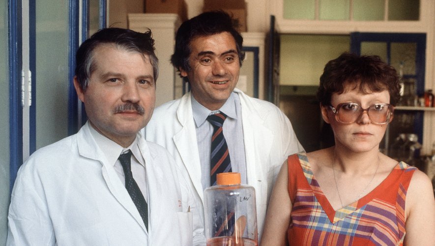 En janvier 1983, à l'Institut Pasteur à Paris, les chercheurs Françoise Barré-Sinoussi et Jean-Claude Chermann, sous la direction de Luc Montagnier, isolent un nouveau virus qu'ils baptisent LAV et qui "pourrait être impliqué" dans le sida.