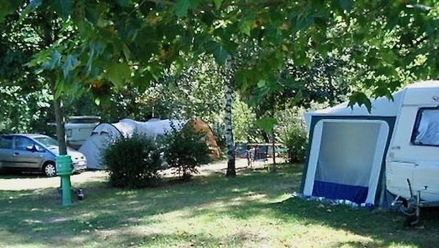 Un camping ombragé.