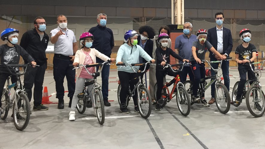 Élus, représentants de l’Éducation nationale, secouristes et bénévoles ont encadré l’action Savoir rouler  à vélo.