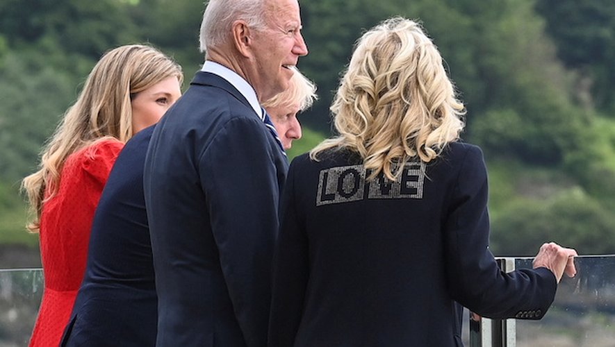 Interrogée sur son choix vestimentaire du jour, Jill Biden a affirmé qu'elle voulait apporter un message positif depuis l'Amérique.