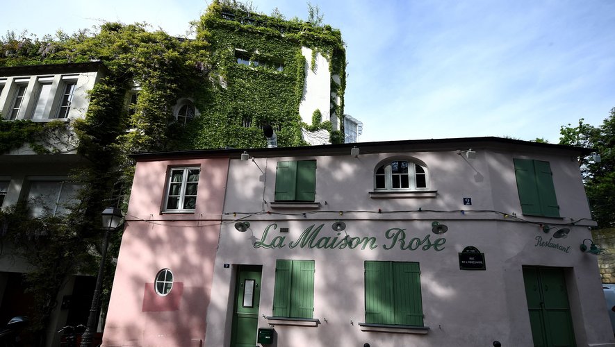 La Maison Rose accueille les gourmands et les smartphones de sa jolie façade située dans le quartier de Montmartre.