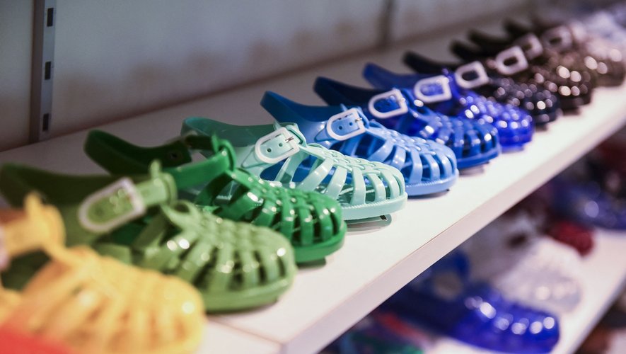 La sandale en plastique Méduse, qui a marqué des générations d'enfants, fête ses 75 ans et reste fabriquée en France.