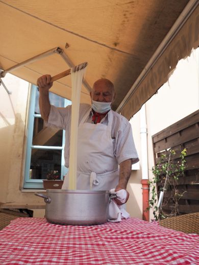 Installé désormais à Bagnols-sur-Cèze, le chef Emmanuel Marc, 87 ans, a commencé la cuisine en 1972 ! 	Photos A.A.