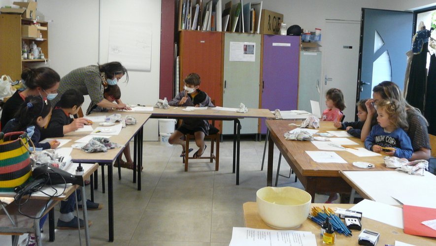 Les ateliers ont lieu dans les locaux de "Place aux arts" (route de Sévérac).