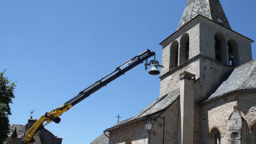 L'imposante cloche a été déposée, le temps des travaux de restauration du clocher.