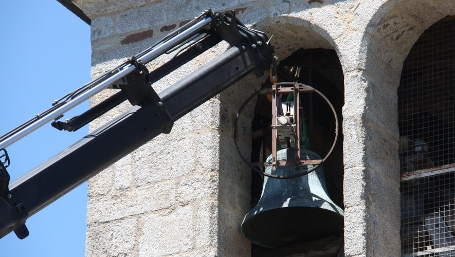 L'imposante cloche a été déposée, le temps des travaux de restauration du clocher.