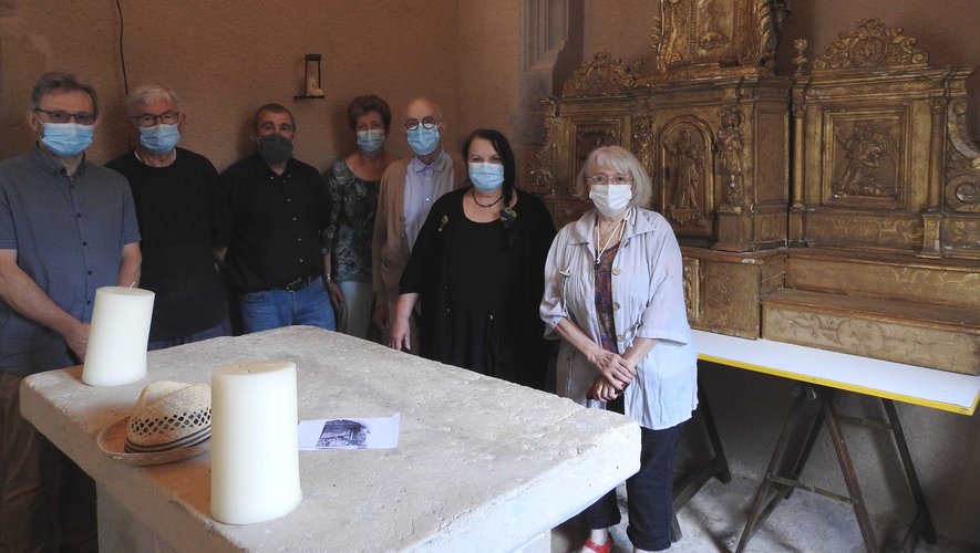 Les responsables de l’Association de Valorisation du Patrimoine Bâti entourent Jean-Marie Lacombe lors de la mise en place du retable à restaurer.