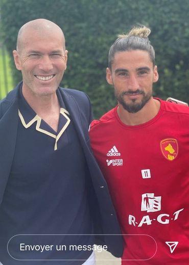L'attaquant Ugo Bonnet, aux côtés de Zinedine Zidane, ce matin à l'entraînement du côté de Vabre.