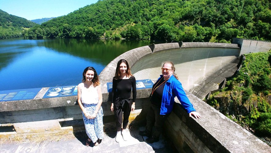 Elisa, Alexia et Anne guideront le public tout l'été aux abords du barrage de Couesques à St-Hippolyte.