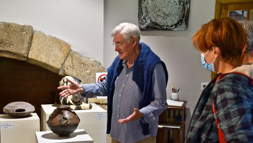 Bernard Bachelier présente sa collection aux visiteurs.