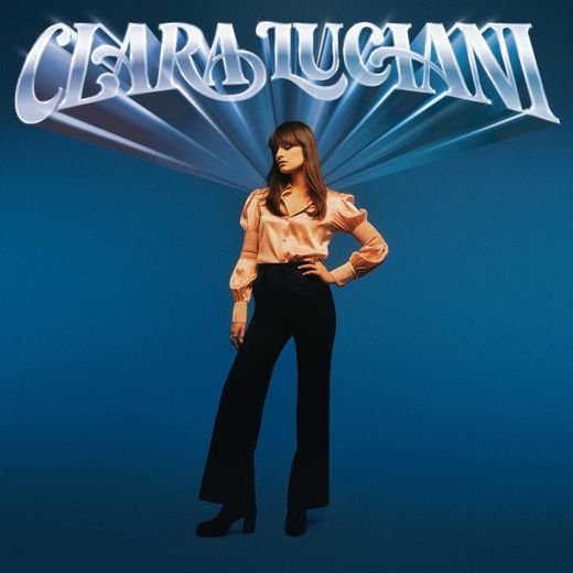 Clara Luciani revient sur le devant de la scène avec "Coeur", son deuxième album studio.