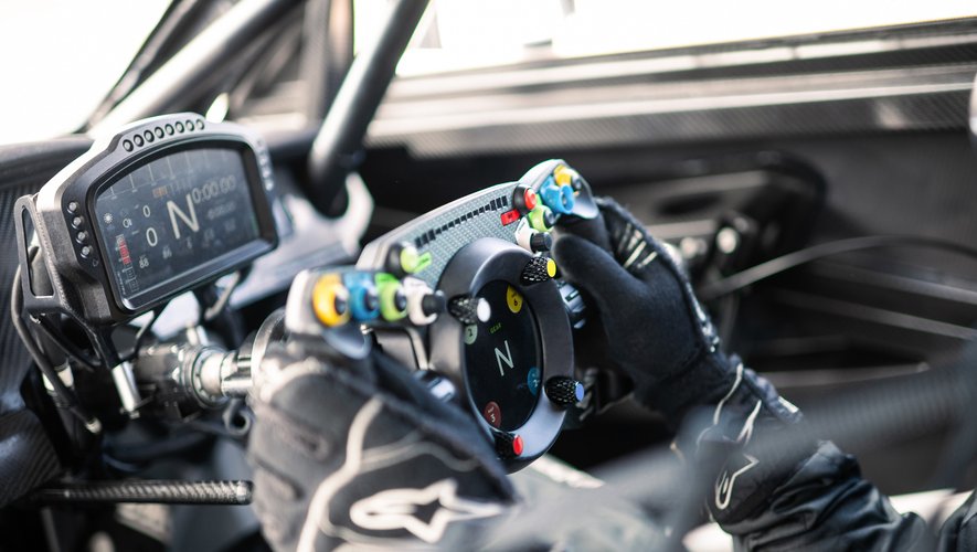 Le volant amovible de la Bentley Continetal GT3 qui va participer à la course de côte de Pikes Peak peut également se brancher à un kit de simulation de course automobile.