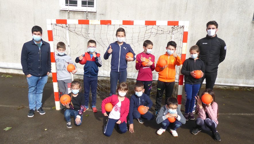 Les enfants participant à cette initiation au handball, entourésde François et de Corentin.