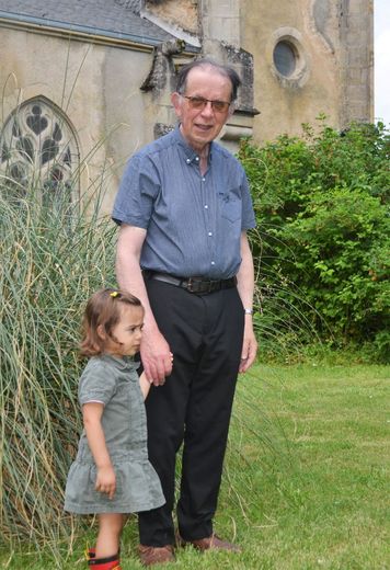 Jean Compazieu dans le jardin de son presbytère, en compagnie d’Azylis, la petite-fille d’un de ses amis.