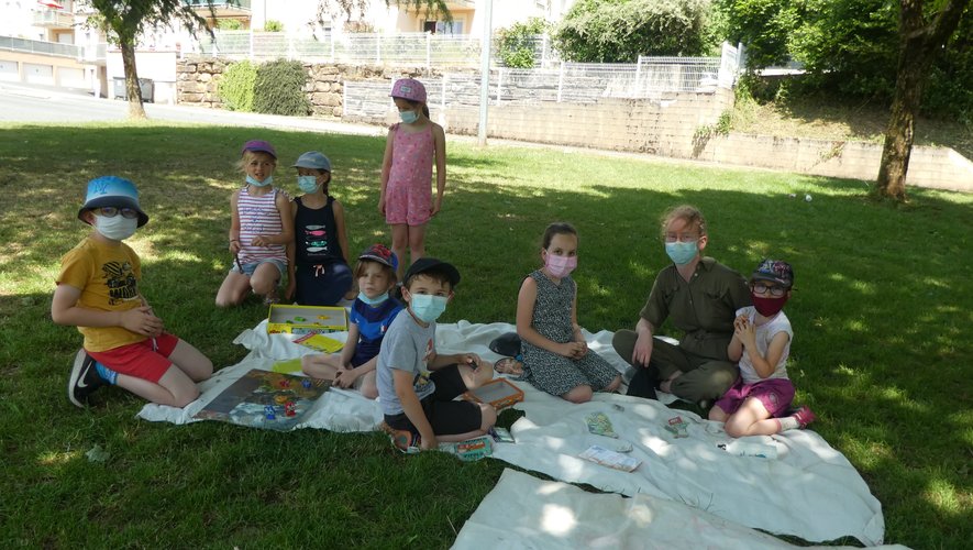 Un groupe d’enfants participant à des jeux proposés à l’extérieur par Laura.