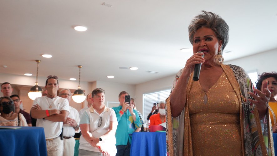 Dina Jacobs, une personne transgenre avec 57 ans de carrière en tant que drag queen, pourra dorénavant louer pour moins de 500 dollars par mois dans la première résidence du Sud des États-Unis pour seniors LGBT.