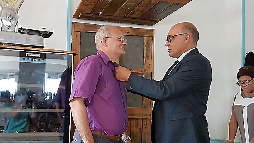 Bruno Gares, présidentde la FFE, a remis la médailleà Jean-Michel Goubert.