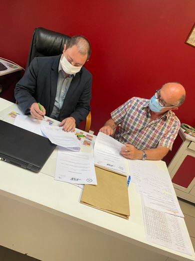 MM. Bessière et Rigal en train de signer la convention.