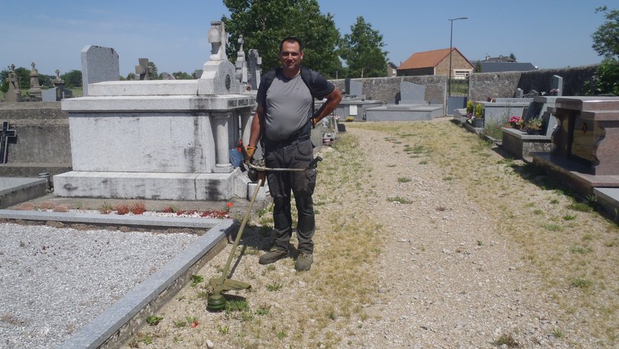 Damien Carcenac entrain d’assurer l’entretien des allées du cimetière à Ceignac.