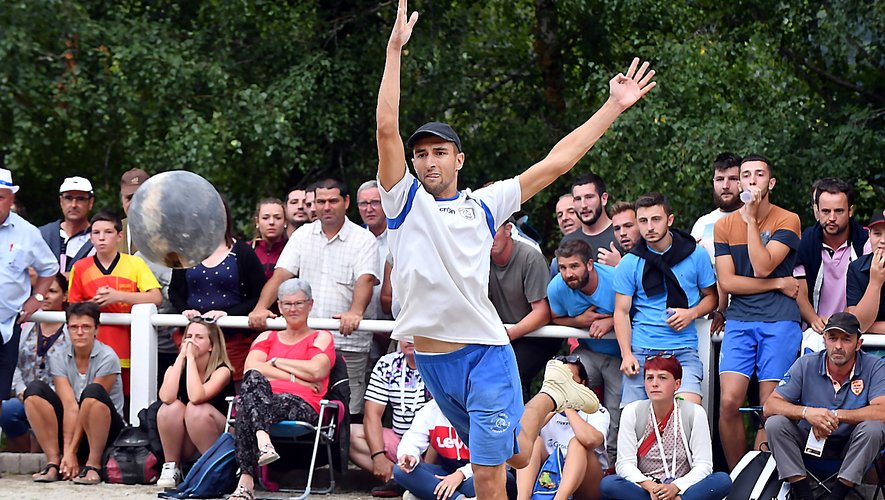 En 2019 à Magrin lors du dernier championnat de France individuel, Julien Galdemar, sous les yeux d’un public nombreux et notamment ceux de son père (tout à droite assis) et de son frère (debout à sa droite), a terminé à une petite quille du titre, à seulement 20 ans. 