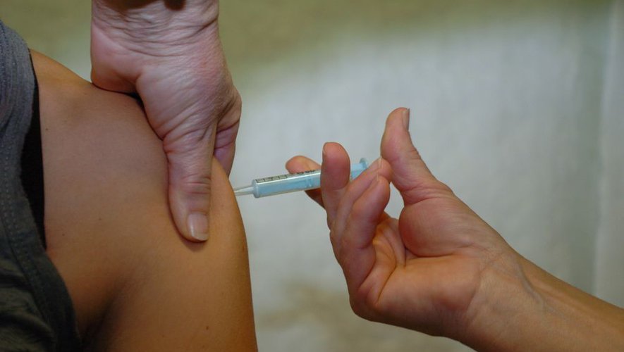 "En fonction de la situation épidémique, en fonction du taux de vaccination qu'on aura atteint, il faudra l'envisager", a précisé Dominique Le Guludec.