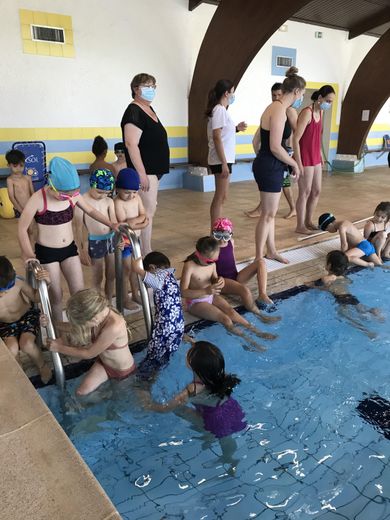 Les élèves de l’école maternelle Alechinsky se jettent à l’eau.