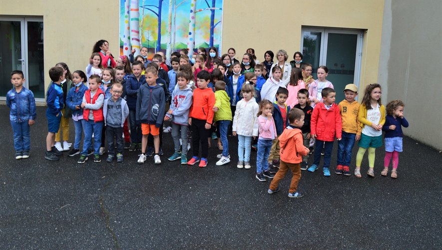 Enseignants, APE et écoliers partage le bonheur d’avoir coloré leur école.