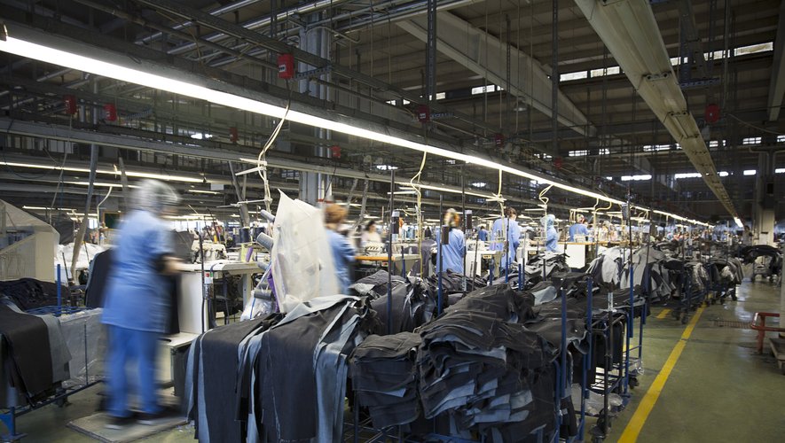 Les engagements que prennent la plupart des marques signataires les désavantagent par rapport aux géants de la "fast fashion" et aux entreprises qui continuent de faire produire à bas coût dans des usines plus polluantes.