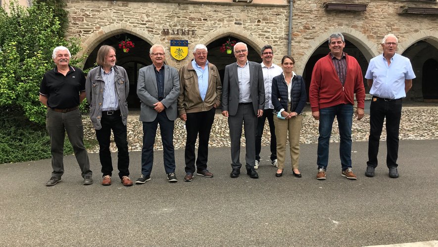 Les élus représentants les dix plus beaux villages labellisés en Aveyron aux côtés de Jean-Luc Calmelly, président de l'ADT. 