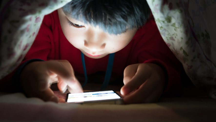 La réglementation en vigueur en Chine empêche officiellement les moins de 18 ans de jouer à des jeux vidéos en ligne entre 22h et 8h. Une mesure qui vise à réduire l'addiction et les problèmes de vision chez les plus jeunes.