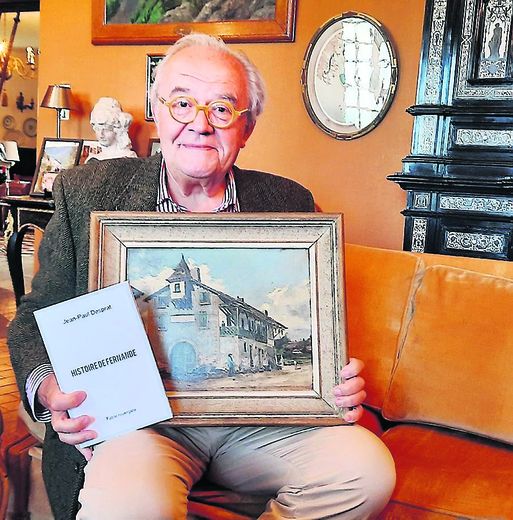 Jean-Paul Desprat avec son livre et un tableau du peintre Victor Martin, représentant l’auberge de Port d’Agrès.