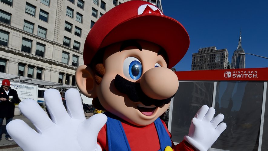 Mario, petit plombier hyperactif à moustaches coiffé d'une casquette rouge, est un des plus grands héros de l'histoire du jeu vidéo et a contribué au succès mondial de Nintendo.
