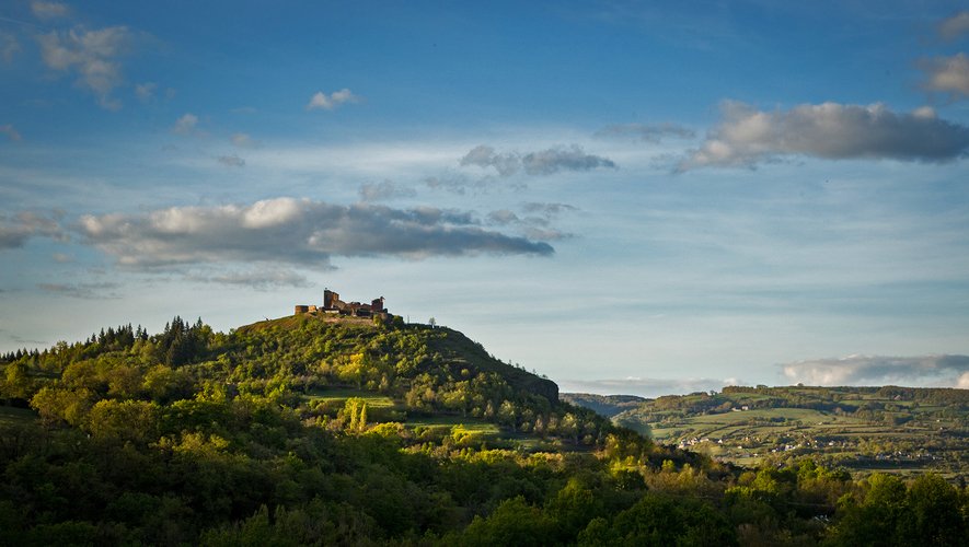 Le château de Calmont, une impressionnante bâtisse qui domine la vallée du Lot.