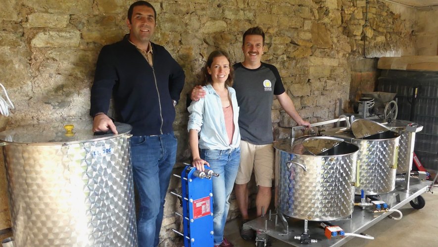 Les jeunes entrepreneurs aux côtés du maire dans la production de bières.