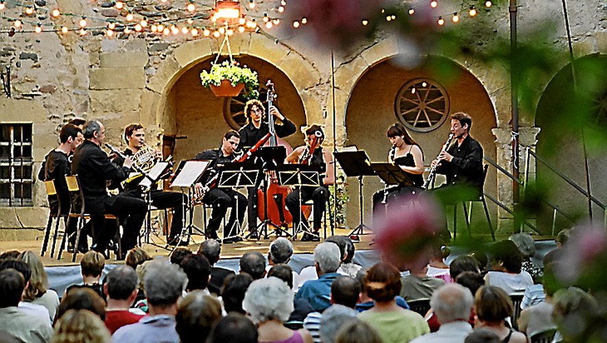 Musique magique et ambiance féerique pour faire un beau songe d'une nuit d'été à St-Geniez.