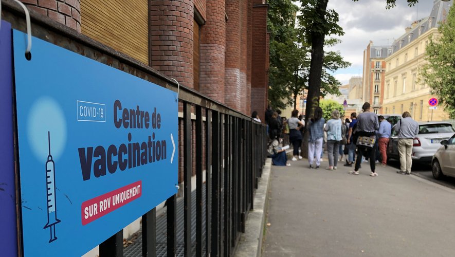 Dans le XIV arrondissement de Paris, le centre de vaccination accueille 1.400 personnes à la journée.